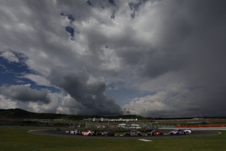 決勝レース: 青空の下第一ヘアピンを駆けるGTマシン