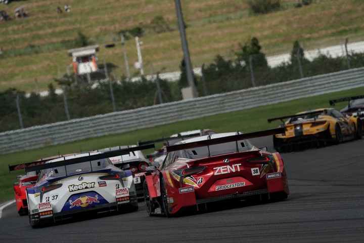 決勝レース: LEXUS TEAM KeePer TOM'S vs ZENT CERUMO LC500