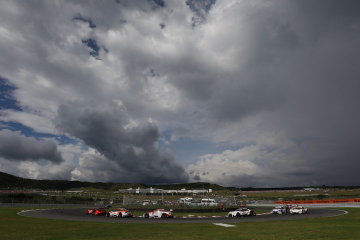 決勝レース: 青空の下第一ヘアピンを駆けるGTマシン