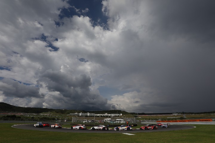 決勝レース: 青空の下第一ヘアピンを駆けるGTマシン