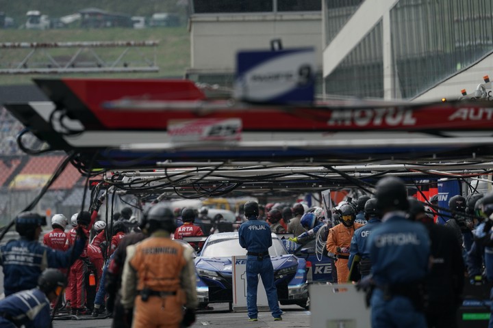 決勝レース: ピット作業を行うKEIHIN NSX-GT（KEIHIN REAL RACING）