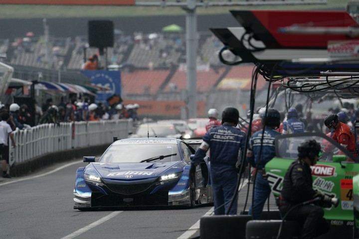 決勝レース: ピットアウトするベルトラン・バゲット（KEIHIN NSX-GT）