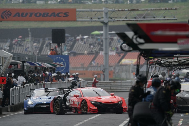 決勝レース: ピットインする伊沢拓也（ARTA NSX-GT）
