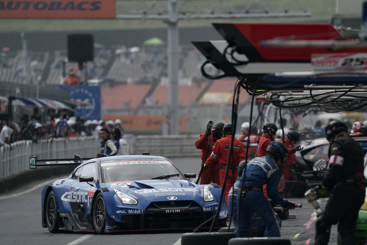決勝レース: ピットインする佐々木大樹（カルソニックIMPUL GT-R）