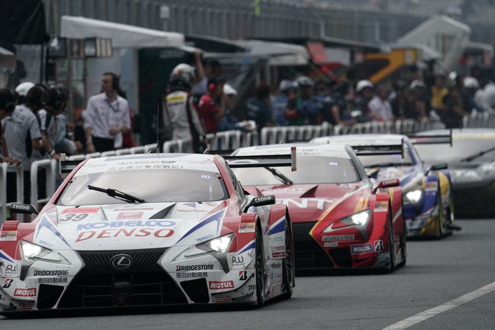 決勝レース: ピットアウトする中山雄一（DENSO KOBELCO SARD LC500）