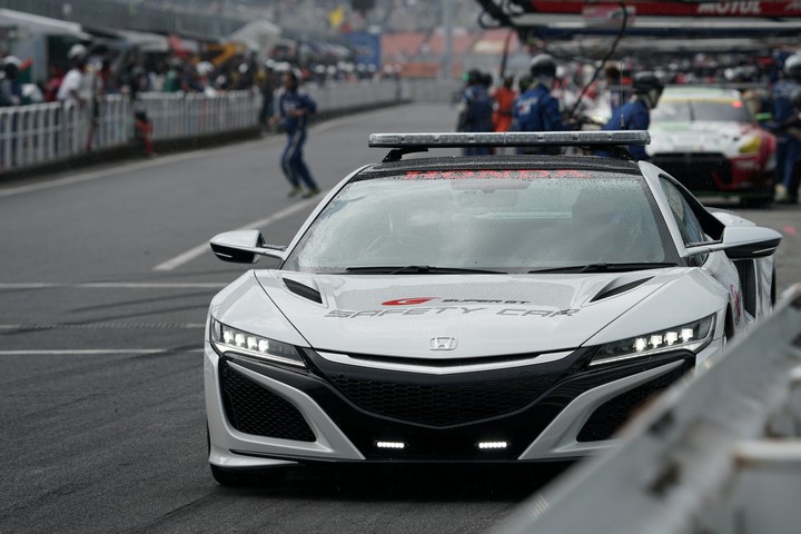 決勝レース: ピット出口で待機するセーフティーカー