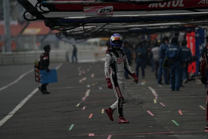 決勝レース: マシンを待つフレデリック・マコヴィッキィ（NDDP RACING with B-MAX）