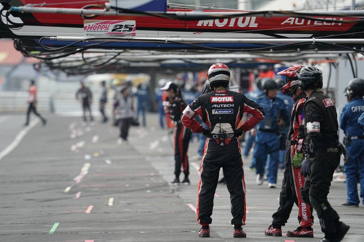 決勝レース: マシンを待ち受けるNISMOのチームクルー