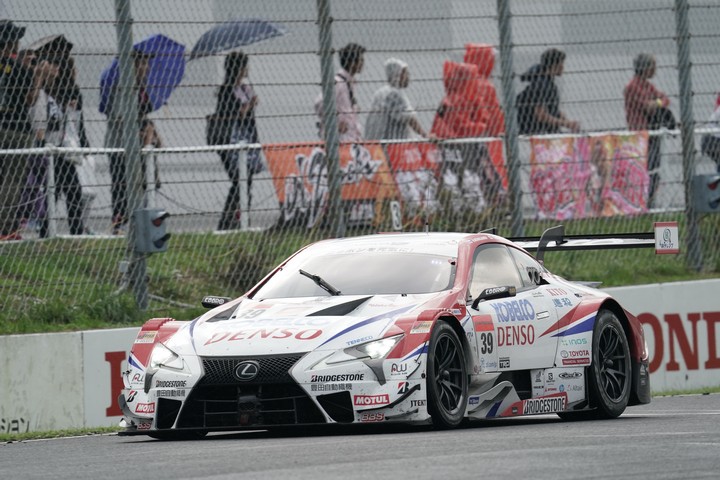 決勝レース: 中山雄一（DENSO KOBELCO SARD LC500）