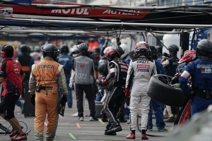 決勝レース: マシンを待ち受けるチームクルーたち