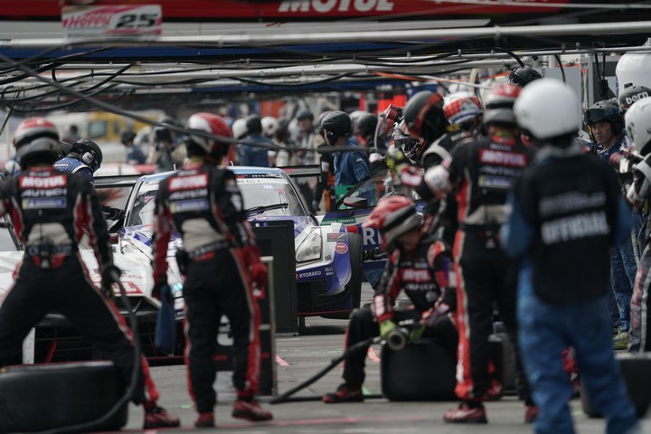 決勝レース: ピット作業を行うリアライズコーポレーションADVAN GT-R（KONDO RACING）