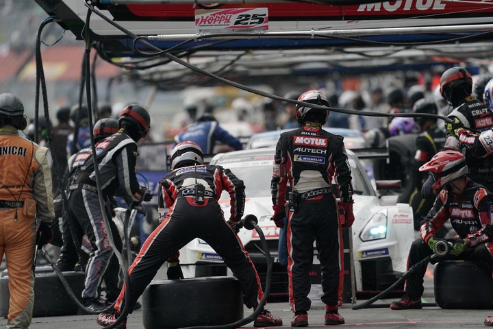 決勝レース: ピット作業を行うリアライズコーポレーションADVAN GT-R（KONDO RACING）