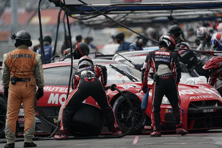決勝レース: ピット作業を行うMOTUL AUTECH GT-R（NISMO）