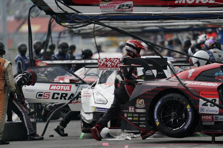 決勝レース: リアライズコーポレーションADVAN GT-RとMOTUL AUTECH GT-R