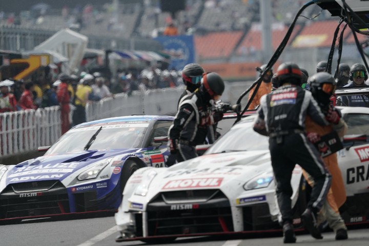 決勝レース: ピットアウトするフレデリック・マコヴィッキィ（CRAFTSPORTS MOTUL GT-R）