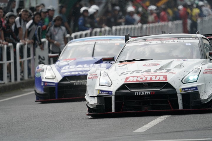 決勝レース: 高星明誠（KONDO RACING）を制して先にピットアウトしたフレデリック・マコヴィッキィ（CRAFTSPORTS MOTUL GT-R）