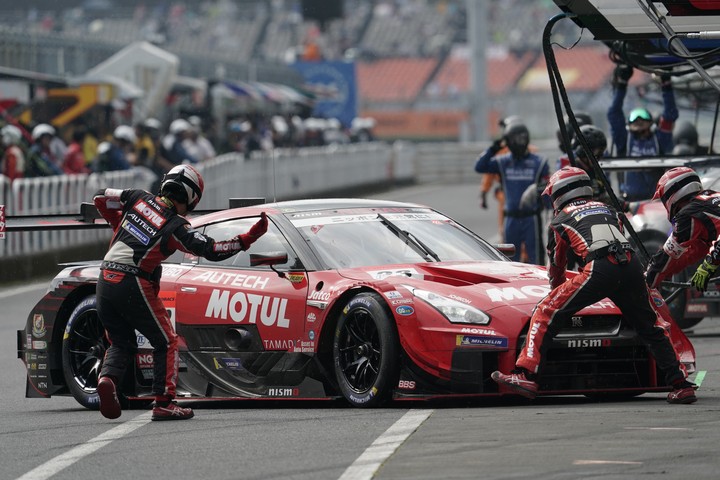決勝レース: ピット作業を行うMOTUL AUTECH GT-R（NISMO）