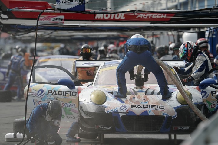 決勝レース: 給油をするPACIFIC MIRAI AKARI NAC PORSCHE（PACIFIC RACING with GOOD SPEED）
