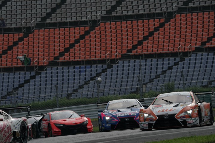 決勝レース: ファイナルコーナースタンド前でバトルを演じるGT500クラスのマシン