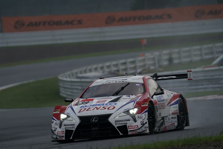 決勝レース: 中山雄一（DENSO KOBELCO SARD LC500）