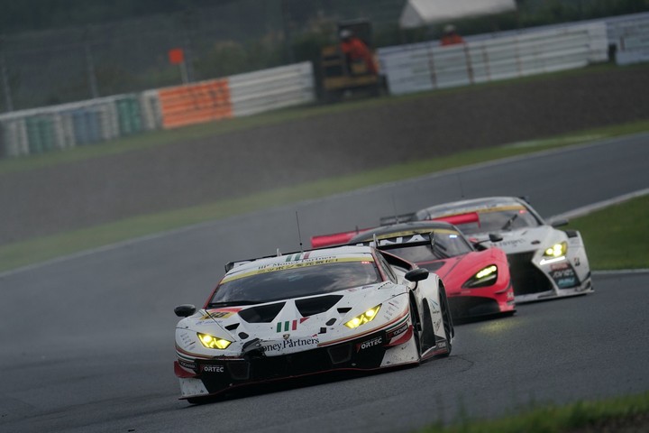 決勝レース: 小暮卓史（マネパ ランボルギーニ GT3）とアレックス・パロウ（McLaren 720S）のGT300トップ争い