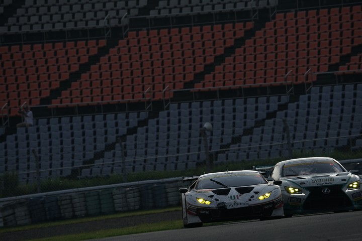 決勝レース: 小暮卓史（マネパ ランボルギーニ GT3）と吉本大樹（SYNTIUM LMcorsa RC F GT3）の争い