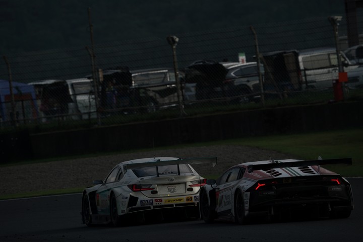 決勝レース: 小暮卓史（マネパ ランボルギーニ GT3）をパスした吉本大樹（SYNTIUM LMcorsa RC F GT3）