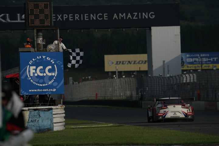 決勝レース: GT500クラスで優勝してチェッカーを受ける中山雄一（DENSO KOBELCO SARD LC500）