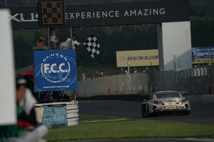 決勝レース: GT300クラスで優勝してチェッカーを受ける吉本大樹（SYNTIUM LMcorsa RC F GT3）