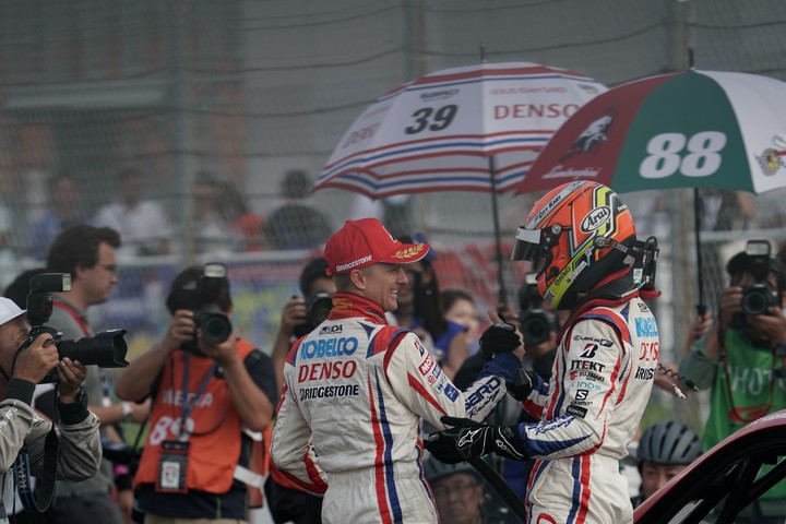 決勝レース: GT500クラスで優勝したヘイッキ・コバライネンと中山雄一（LEXUS TEAM SARD）