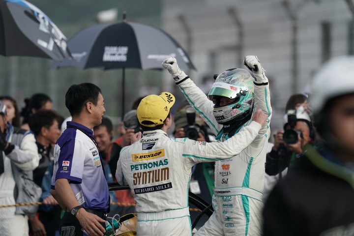決勝レース: GT300クラスで優勝した宮田莉朋と吉本大樹（LM corsa）