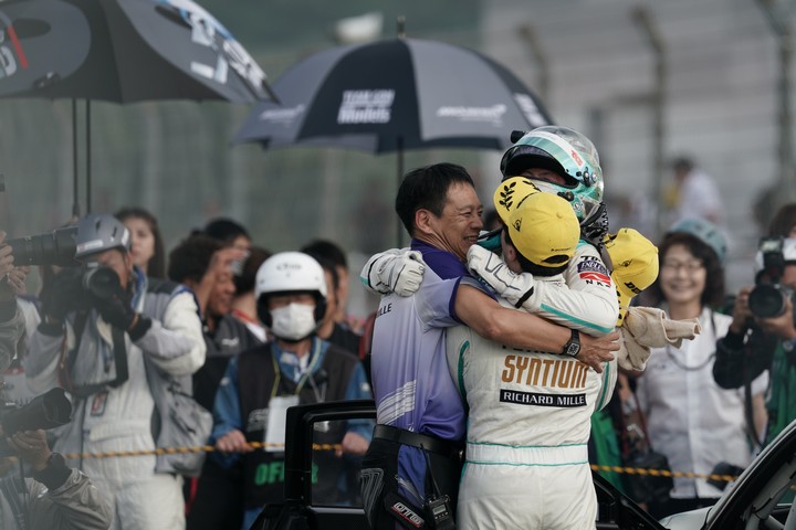決勝レース: GT300クラスで優勝した飯田章監督、宮田莉朋と吉本大樹（LM corsa）