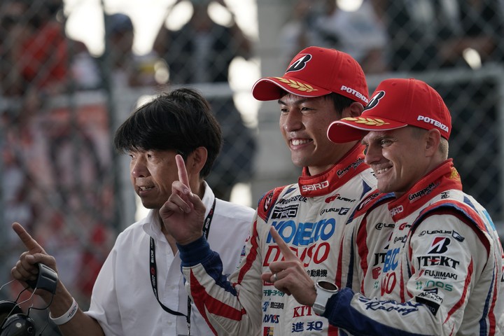 決勝レース: GT500クラスで優勝した中山雄一とヘイッキ・コバライネン（LEXUS TEAM SARD）