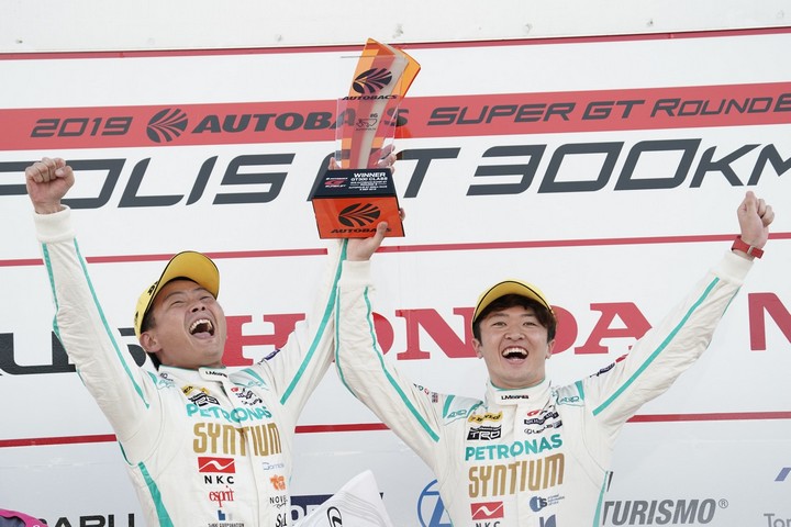表彰式: GT300クラスで優勝した吉本大樹と宮田莉朋（LM corsa）