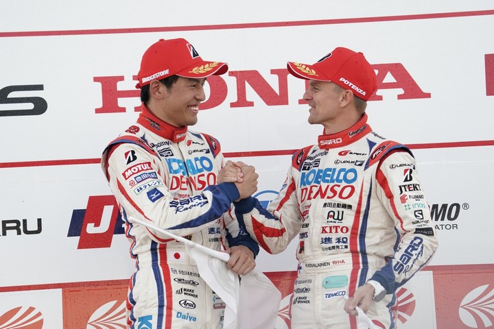 表彰式: GT500クラスで優勝した中山雄一とヘイッキ・コバライネン（LEXUS TEAM SARD）