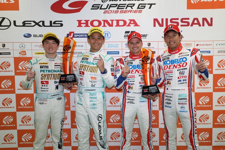 決勝フォトセッション: 両クラスのウィナーたち