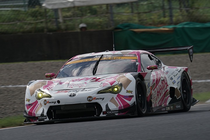 GT300クラスポールポジションは松井孝允／佐藤公哉組（HOPPY 86 MC）