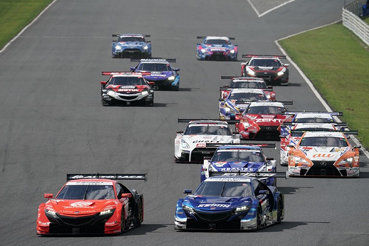 GT500クラスのスタートシーン