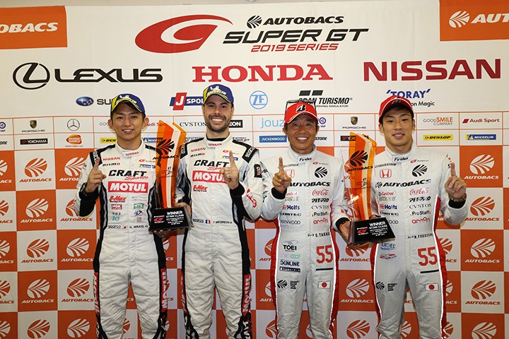 決勝フォトセッション: 両クラス優勝のドライバー