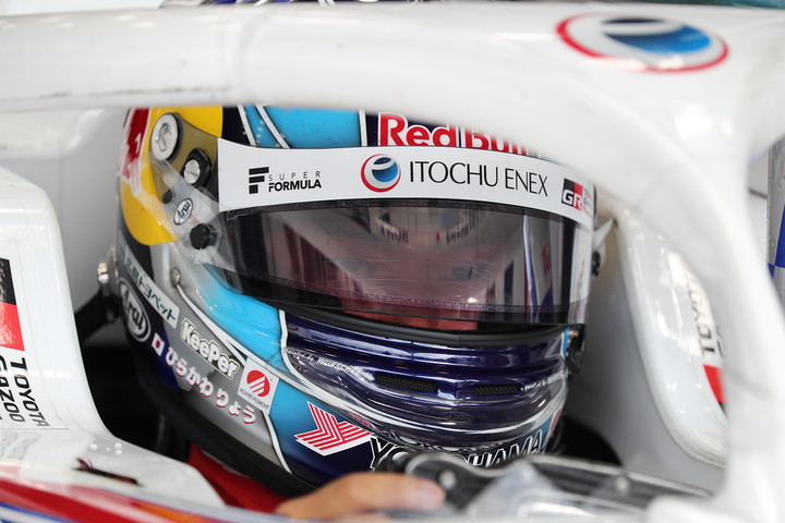 ピットで待機する平川亮（ITOCHU ENEX TEAM IMPUL）