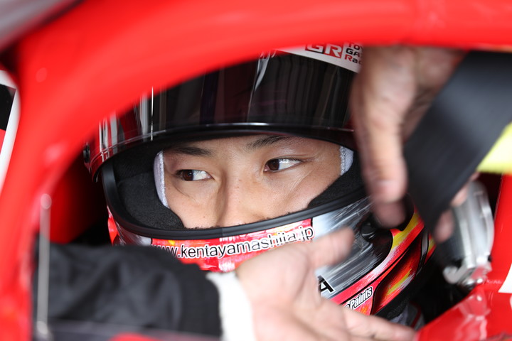 ピットで待機する山下健太（KONDO RACING）