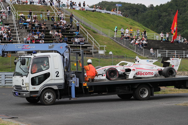 トラブルでコースアウトしリタイアした福住仁嶺（DOCOMO DANDELION M5Y SF19）