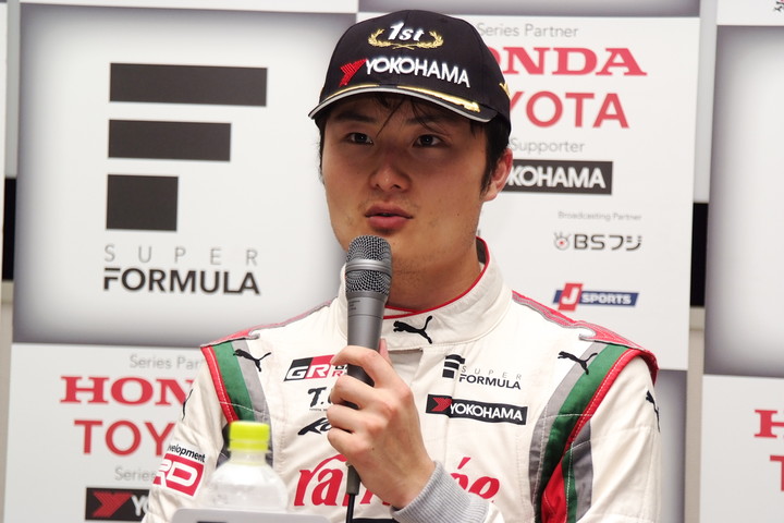 決勝記者会見: 優勝した山下健太（KONDO RACING）
