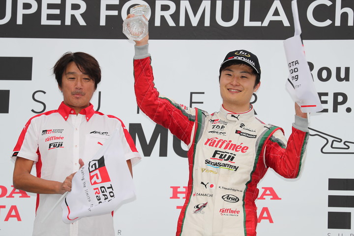 表彰式: 優勝した山下健太と近藤真彦監督（KONDO RACING）