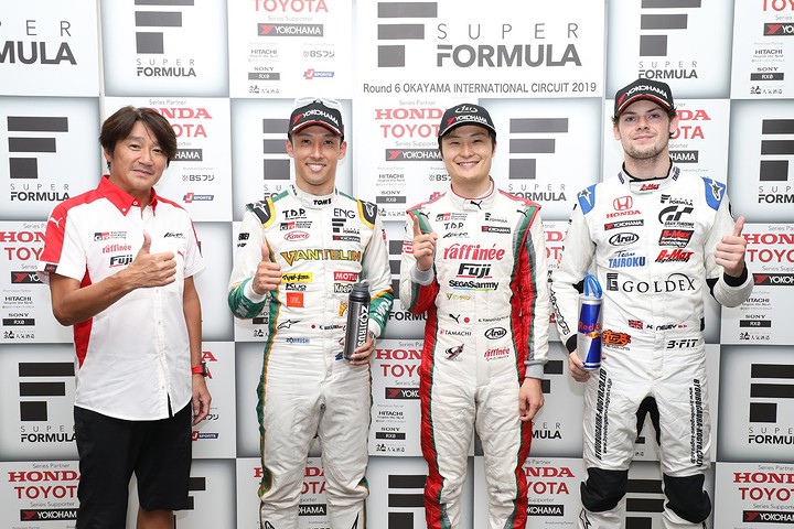 決勝フォトセッション: トップ3のドライバーとチーム監督