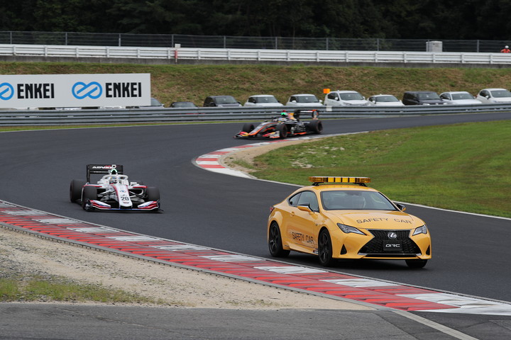 福住仁嶺のコースアウトによりセーフティーカーが導入された