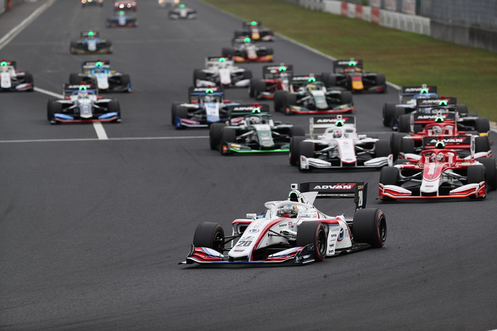 レースがスタートした