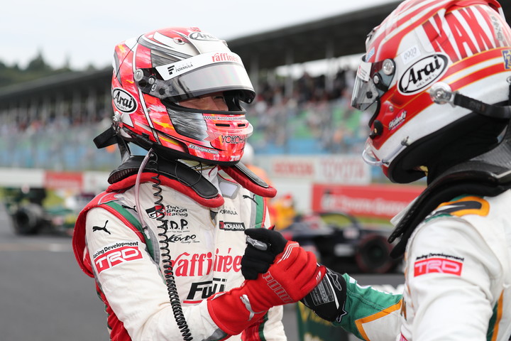 優勝した優勝した山下健太に駆け寄り祝福する2位の中嶋一貴