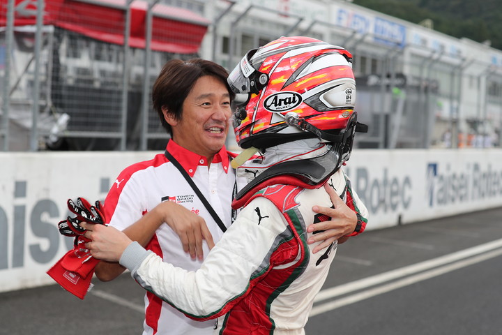優勝した山下健太と抱き合う近藤真彦監督（KONDO RACING）