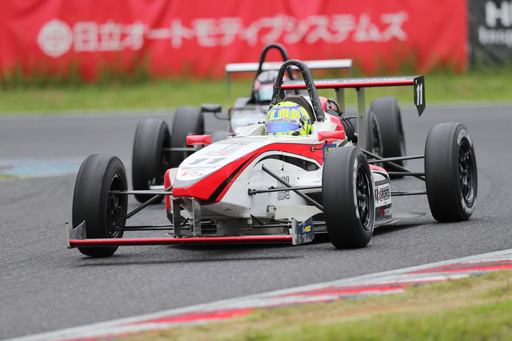 岩佐歩夢（Rn-sports制動屋DプロKK-S）が澤龍之介（TPS/KK-SⅡ・制動屋）をパスして一時はトップに